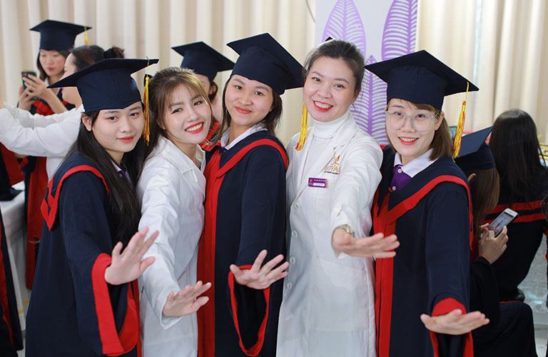 Học viên vui vẻ khi học xong khoá học tại Royal