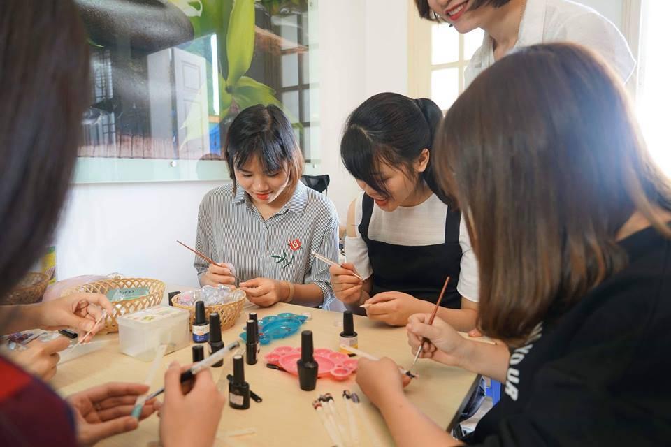 Một trong yếu tố rút ngắn thời gian học nail là học hỏi những người xung quanh