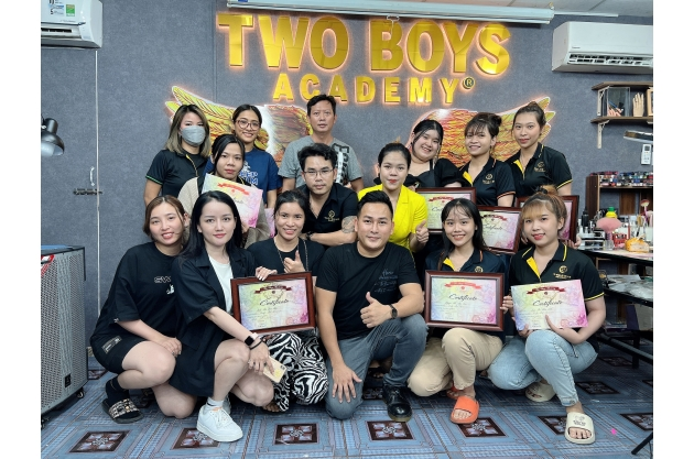 Các học viên tại Two Boys Academy hoàn thành khóa học nail