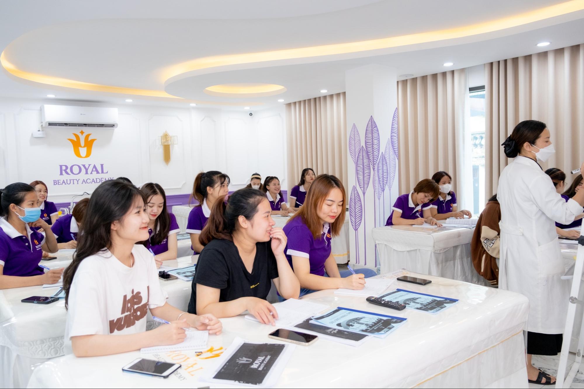 Khóa học nail tại Học viện Thẩm mỹ Royal