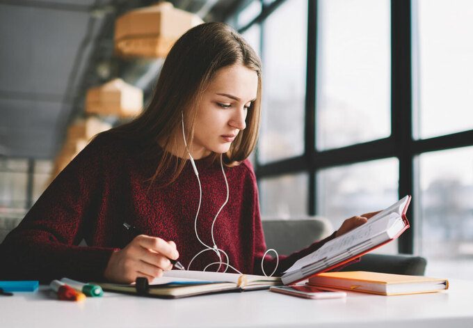 Bạn cần tham gia một khóa học ngoại ngữ và cố gắng tự trau dồi kỹ năng ngoại ngữ của mình để có thể bắt đầu học tập và làm việc tại nước ngoài