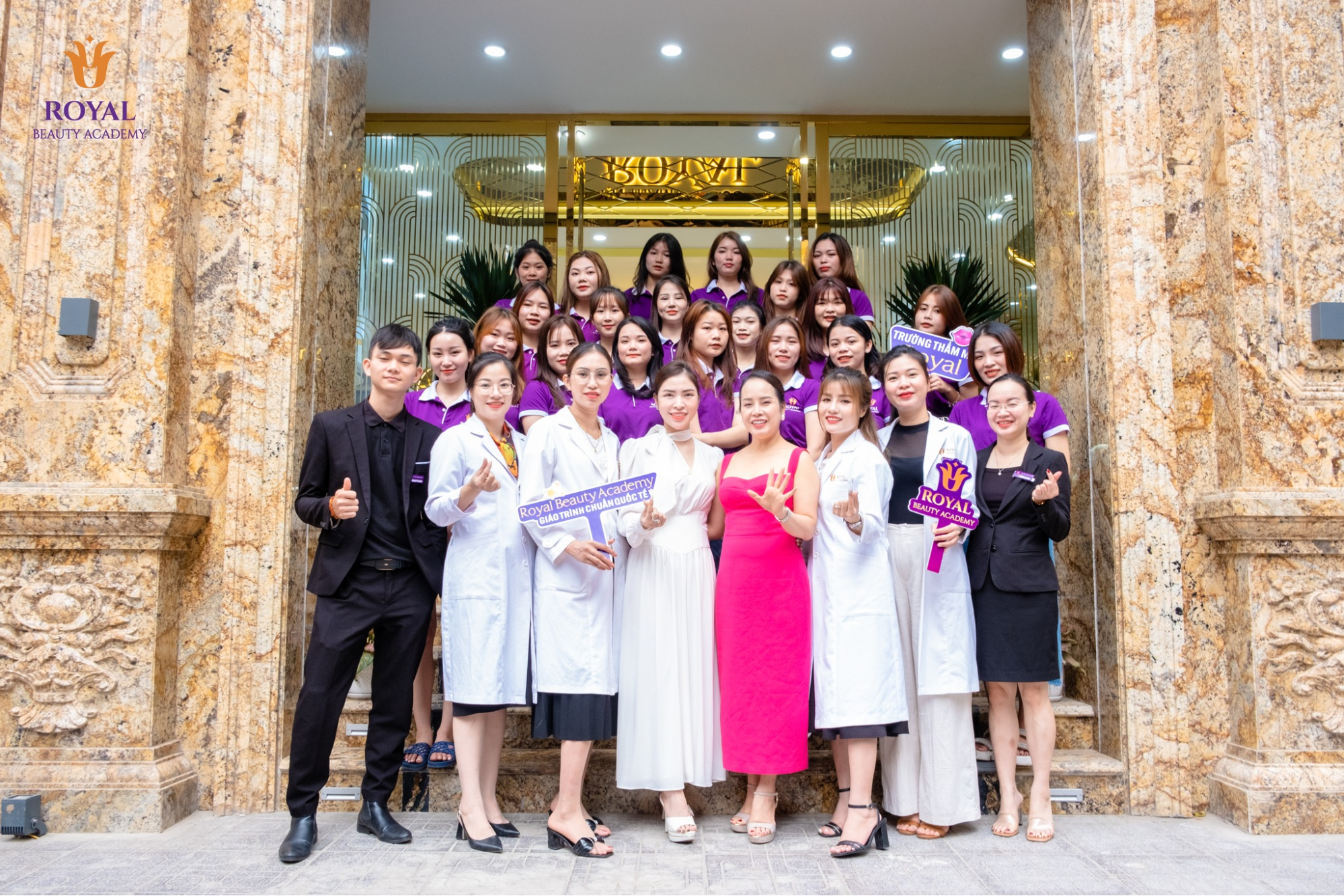 Học viên tốt nghiệp khóa học làm nail tại Học viện Thẩm mỹ Royal