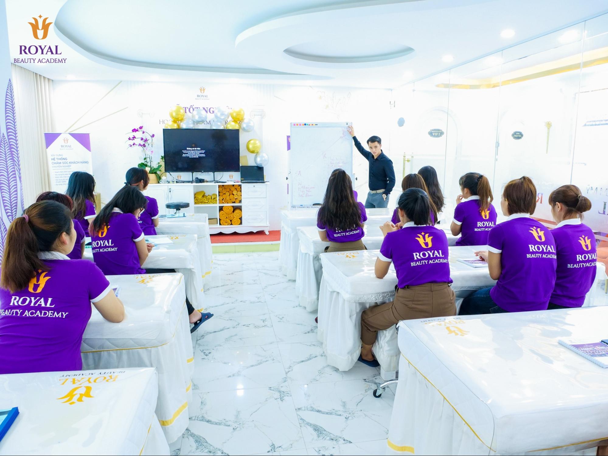 Học viện Thẩm mỹ Royal là đơn vị hàng đầu trong việc đào tạo nghề nail uy tín và chuyên nghiệp
